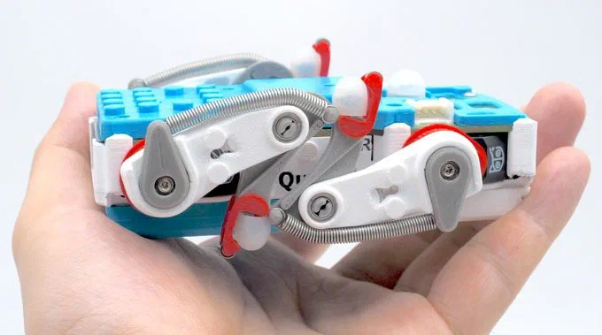 手のひらサイズで歩いて芸をする。組み立ててプログラミングも学べる4本脚のロボット犬 Quaddle (クアドル) — 写真2