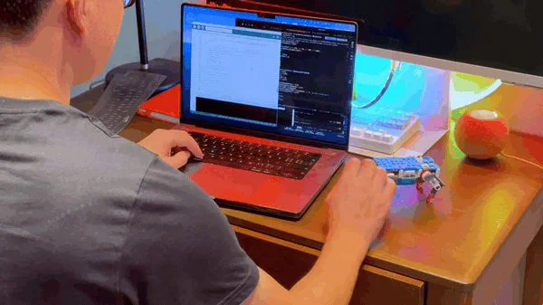 手のひらサイズで歩いて芸をする。組み立ててプログラミングも学べる4本脚のロボット犬 Quaddle (クアドル) — 写真5